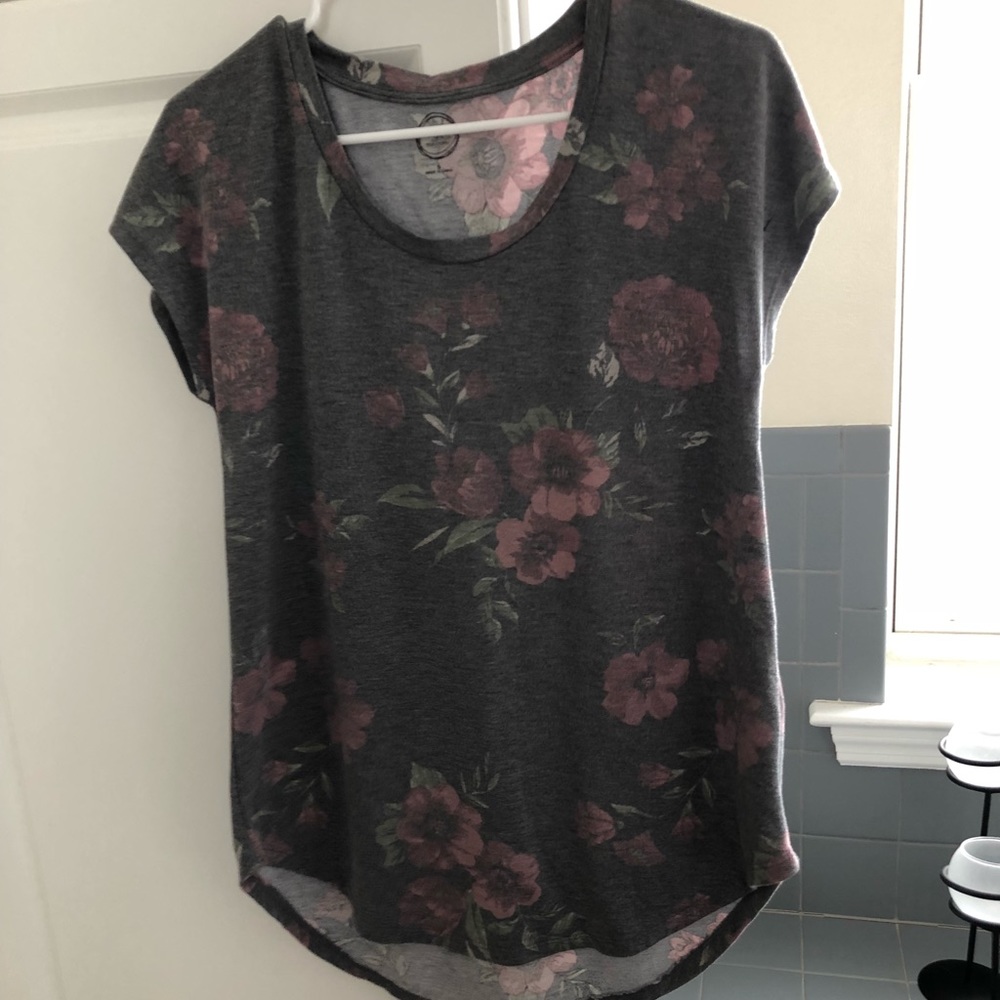 Maurice’s - 24/7 tee - gray floral - s